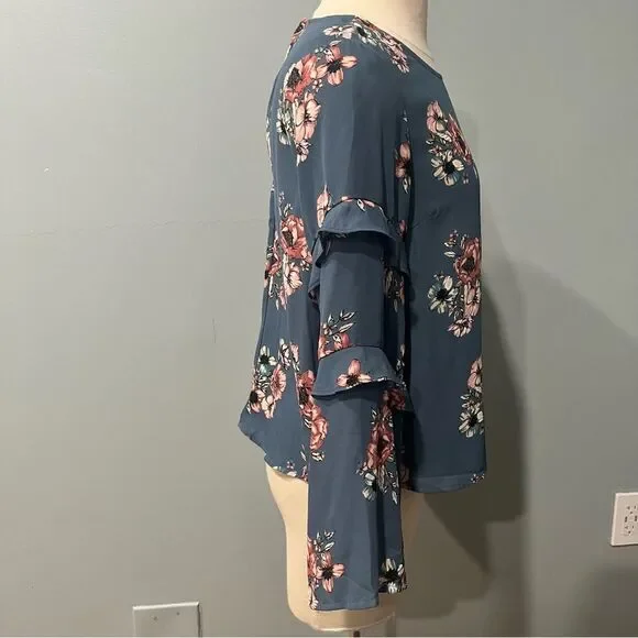 NWT Lush Ruffle Bell Sleeve Blouse in Dusty Blue Blush/Ivory Floral Size Small - Picture 5 of 7